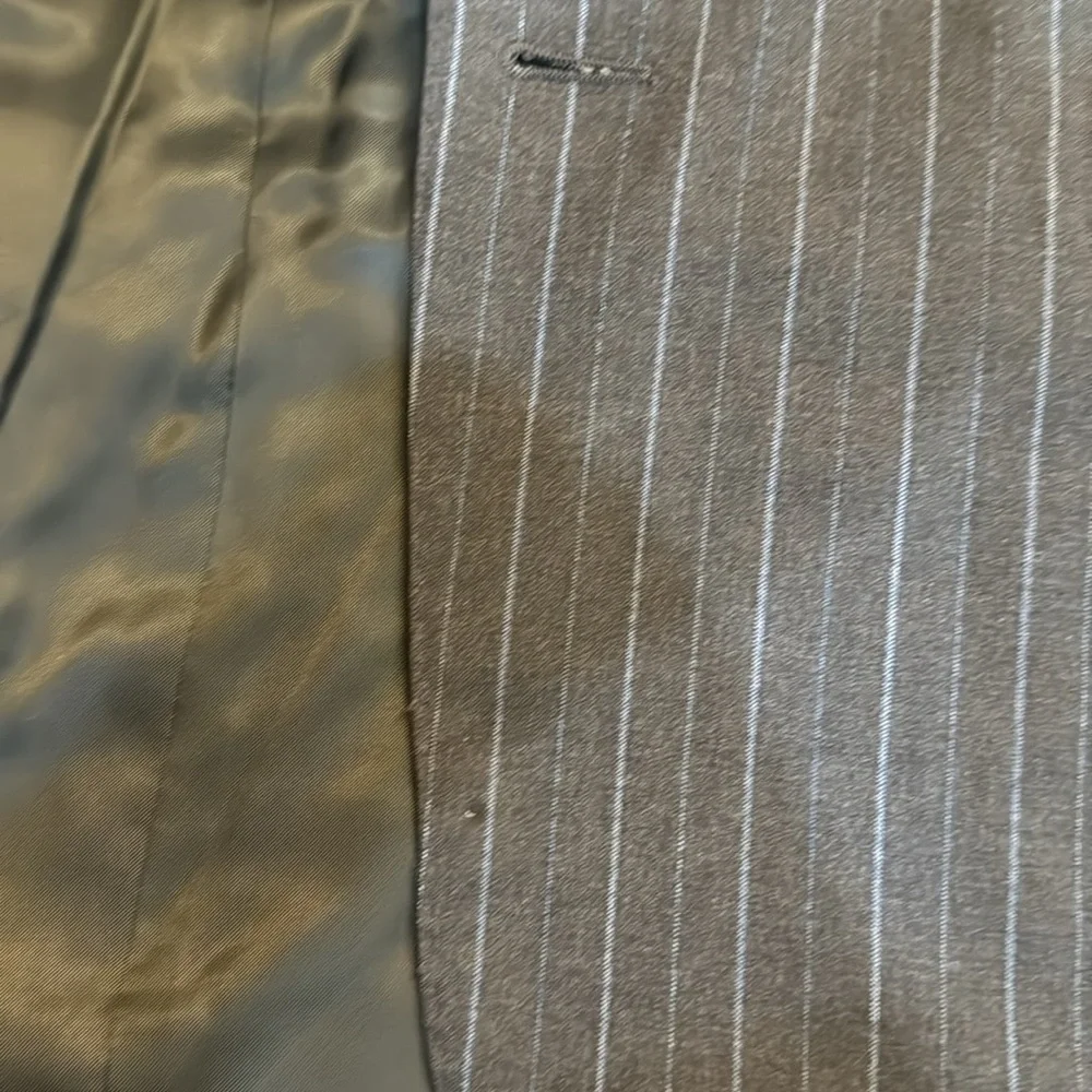 Corneliani 100% Virgin Wool extra fine Pin Striped Blazer Made in Italy see pics